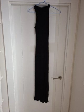 Vestido largo ajustado negro con abertura lateral