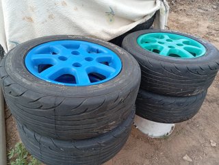 Llantas con rines azules y verdes
