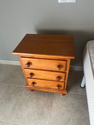 Conjunto de Mesita y Cómoda de Madera