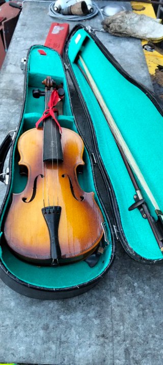 Violín con estuche y accesorios