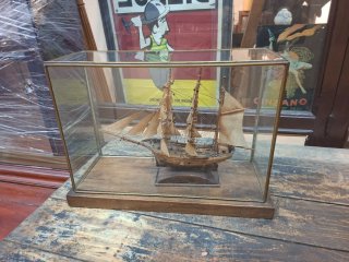 Maqueta de Barco Antiguo en Vitrina