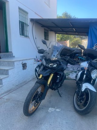 Moto Voge 900DSX Negra y Dorada