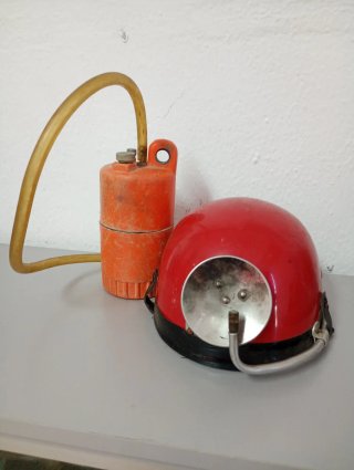 Casco y carburero espeleología