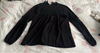 Blusa negra con detalles de encaje