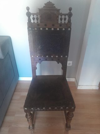 Silla antigua de madera y cuero