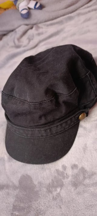 Gorra negra estilo militar