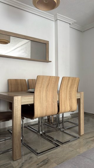 Mesa Extensible y 6 Sillas  Color madera natural