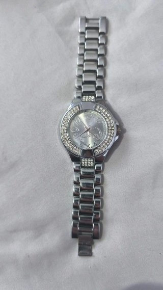 Reloj Guess Plateado con Cristales