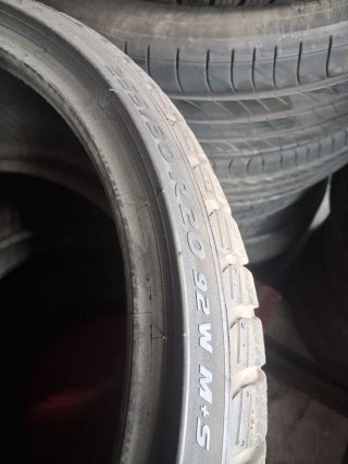 Neumáticos Pirelli 255/30 R20