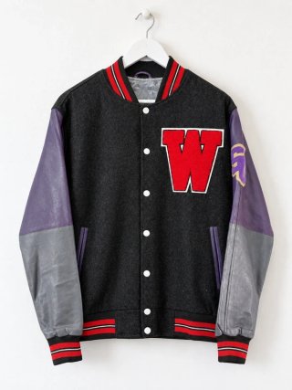 Chaqueta universitaria gris morada parche W L