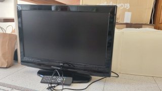 Televisor OKI de 26 pulgadas. Negro