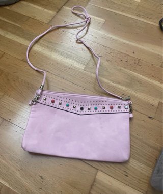 Bolso bandolera rosa con tachuelas