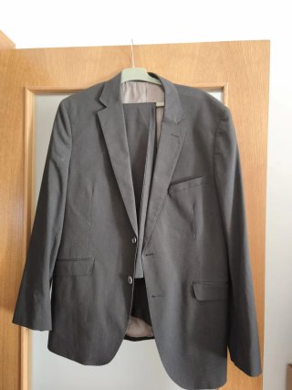 Traje de hombre marrón oscuro