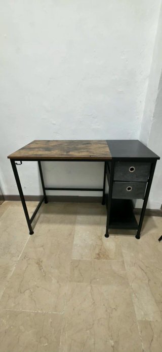 Escritorio con cajones