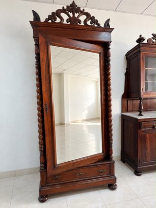 Mueble de madera con espejo