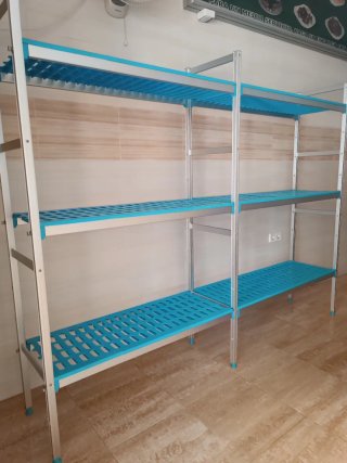 Estanterías de aluminio y plástico