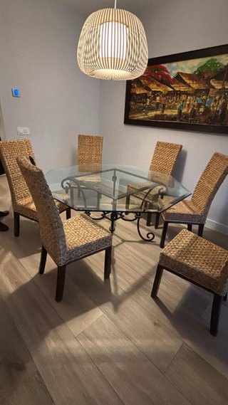 Mesa de cristal y hierro forjado y 6 sillas