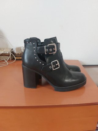 Botines negros con hebillas