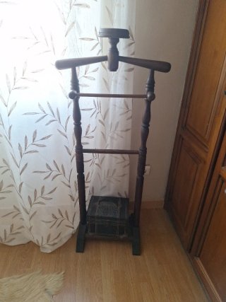 Perchero de madera para dormitorio