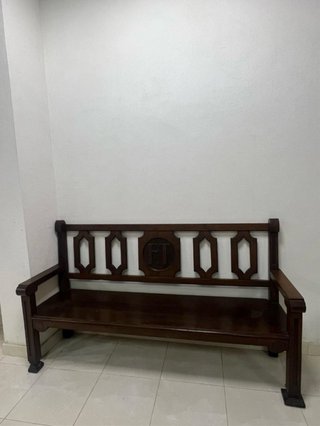 Banco de madera oscuro