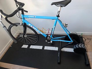 Bicicleta de Carretera Token y Rodillo Wahoo
