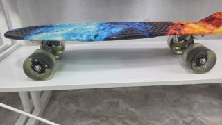Patineta tipo Penny con diseño colorido