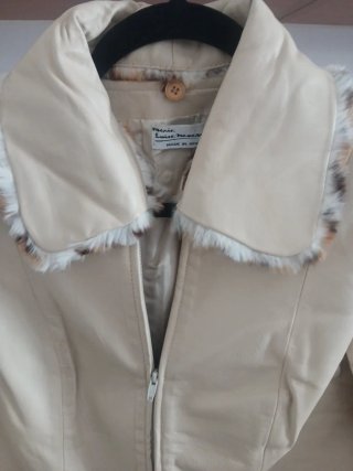 Chaqueta de Piel Beige con Cuello de Pelo