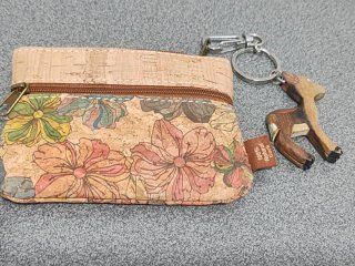 Monedero de corcho con llavero de ciervo