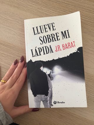 Llueve sobre mi lápida