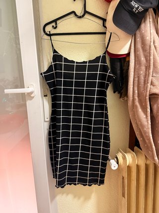 Vestido corto negro con estampado de cuadros