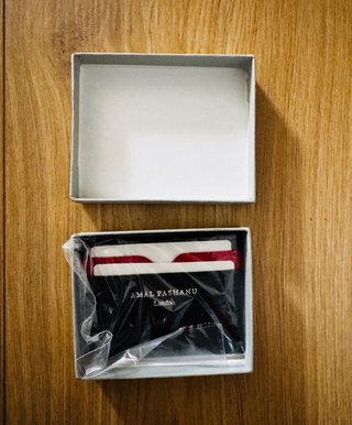 Cartera Amal Fashanu Azul Marino y Roja