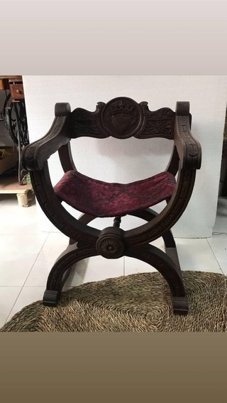 Sillón de madera tallada con tapizado