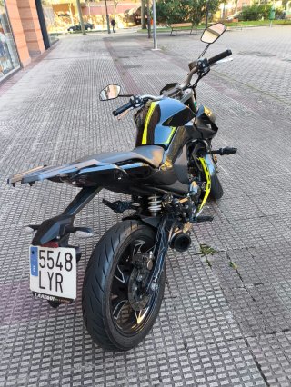 Moto Naked de 125 Negra y Amarilla