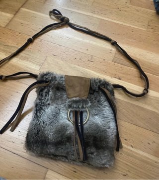 Bolso de pelo con detalles en ante