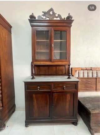 Mueble de madera con vitrina y mármol