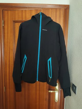 Cazadora Trekking Quechua Negra y Azul