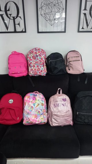 Lote de 8 Mochilas Variadas a 10 y 20 euros unidad