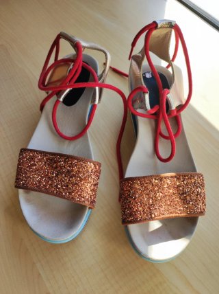 Sandalias doradas y rojas con cordones