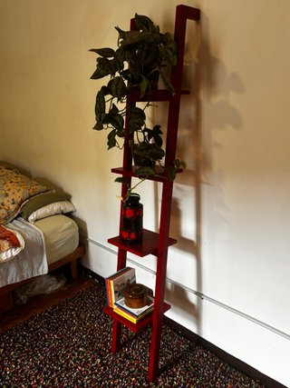 Estantería en Escalera de Madera Roja