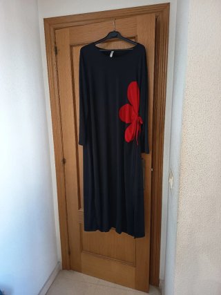 Vestido largo negro con detalle rojo