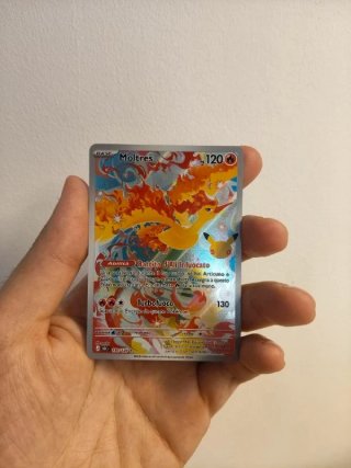 Carta Pokémon Moltres 130/128 Celebrazioni