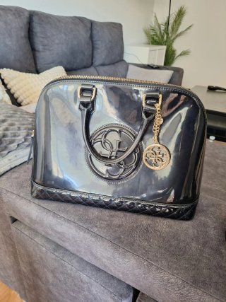 Bolso Guess charol negro