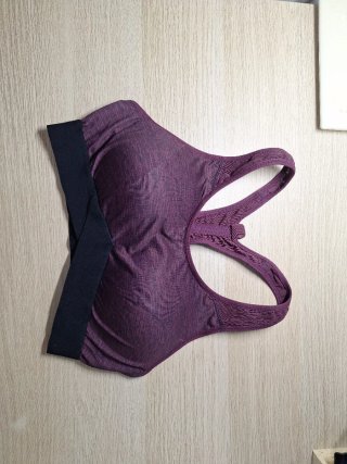 Top deportivo morado y negro. Talla M aprox