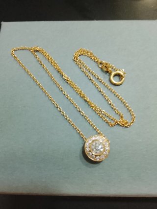 Cadena oro y brillante