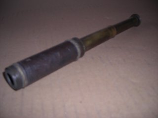 Catalejo antiguo de latón y cuero