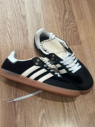 Zapatillas Adidas Negras y Blancas