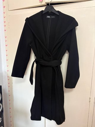 Abrigo Zara Negro con Cinturón y Capucha
