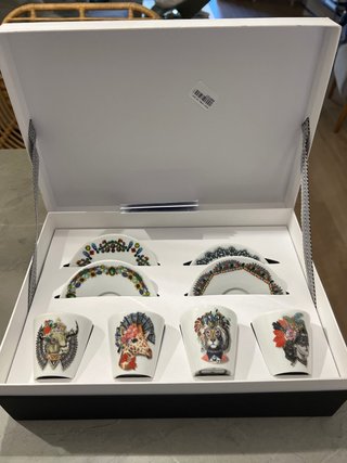 Juego de 4 tazas y platillos decorados