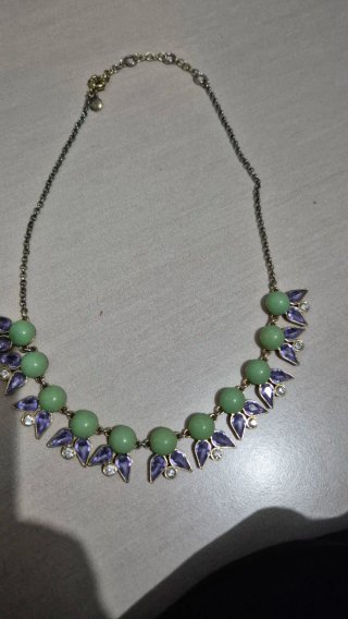 Collana con perle verdi e dettagli viola