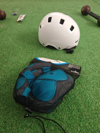 Casco Oxelo y Set de Protecciones Btwin